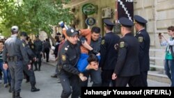 Ýaş aktiwistlere tussaglyk hökümi çykaryldy, olaryň goldawçylary polisiýa bilen çaknyşdylar. Baku, 6-njy maý, 2014.