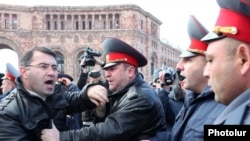 «Ժառանգության» պատգամավոր Արմեն Մարտիրոսյանը վիճում է իրավապահների հետ: Երեւան, 3-ը մարտի, 2011թ. 