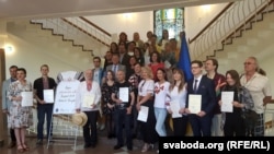 Урачыстае ўручэньне сэртыфікатаў на веданьне ўкраінскай мовы. Выпускнікі курсаў украінскай мовы ў Менску з амбасадарам Украіны Ігарам Кізімам. 8 чэрвеня 2018 году