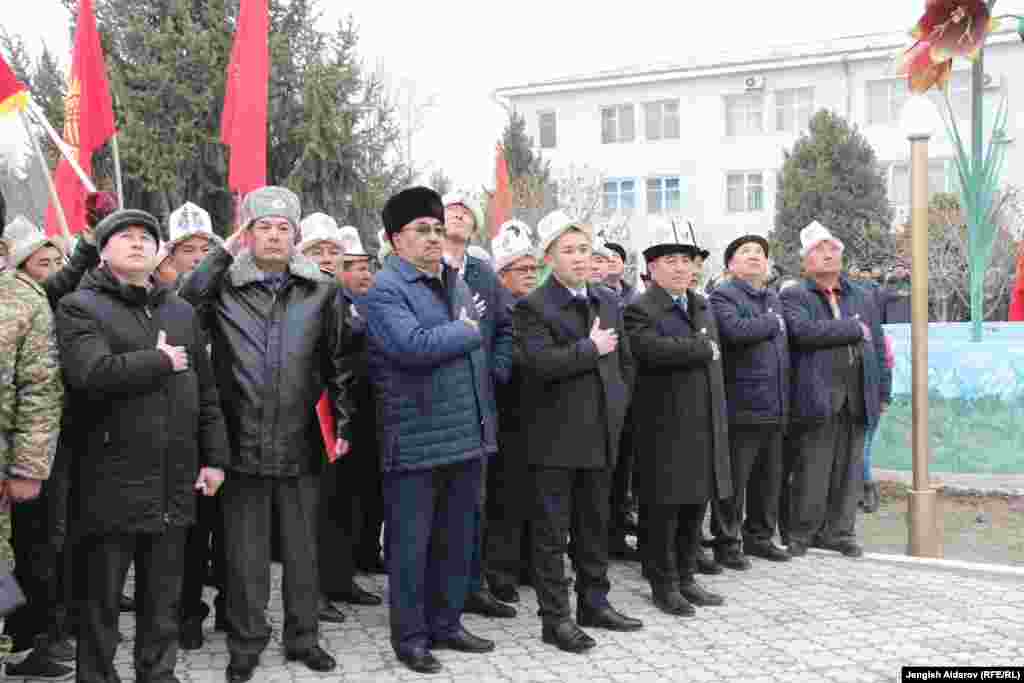 Жөө жүрүштөн кийин Баткен шаарынын борборунда узундугу 8 метр, туурасы 5 метр Туунун ачылышы болду.