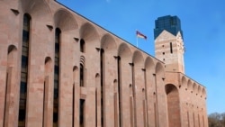 Չեխովի անվան դպրոցի ուսուցիչներն, աշակերտներն ու ծնողները դժգոհ են տնօրենի ԺՊ-ի նշանակումից. բողոքի ակցիա քաղաքապետարանի մոտ