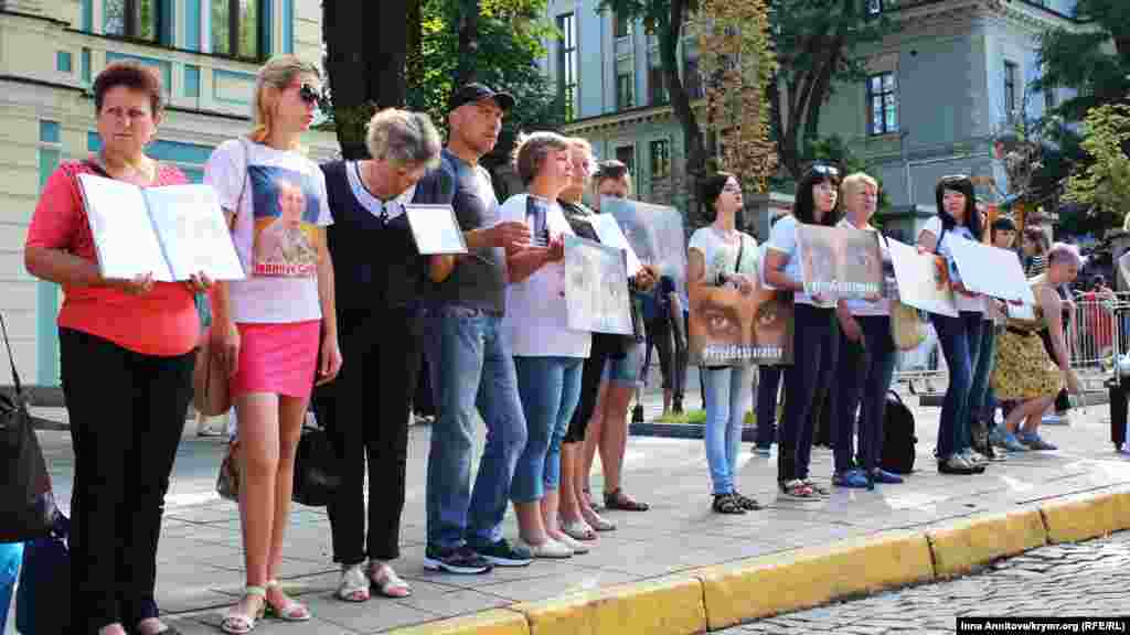 «Прежде всего это ответственность украинской стороны, хотя мы понимаем, что эти люди находятся под контролем России. Тут Украина должна брать на себя инициативу, а не делегировать ее представителям США или Европейского союза», – считает координатор организации «Медийная инициатива за права человека» Мария Томак