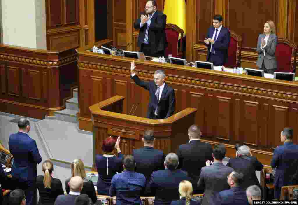 Генеральний секретар НАТО Єнс Столтенберґ під час виступу у Верховній Раді України, де він знову процитував Тараса Шевченка: «Страшно впасти у кайдани, умирать в неволі, а ще гірше – спати, спати… І спати на волі». Київ, 31 жовтня 2019 року БІЛЬШЕ ПРО ЦЕ 