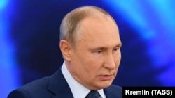 Ресей президенті жыл соңындағы дәстүрлі баспасөз мәслихатын өткізіп отыр. Мәскеу, Ресей. 17 желтоқсан, 2020 жыл.