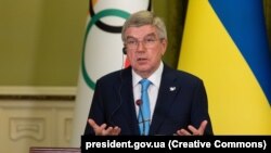 Падчас візыту ў Кіеў прэзыдэнт Міжнароднага алімпійскага камітэту Томас Бах заявіў, што санкцыі з расейскіх і беларускіх спртоўцаў здымаць ня будуць