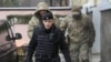Полонений російськими військовими український моряк (на задньому плані ліворуч). Окупований Сімферополь, 28 листопада 2018 року