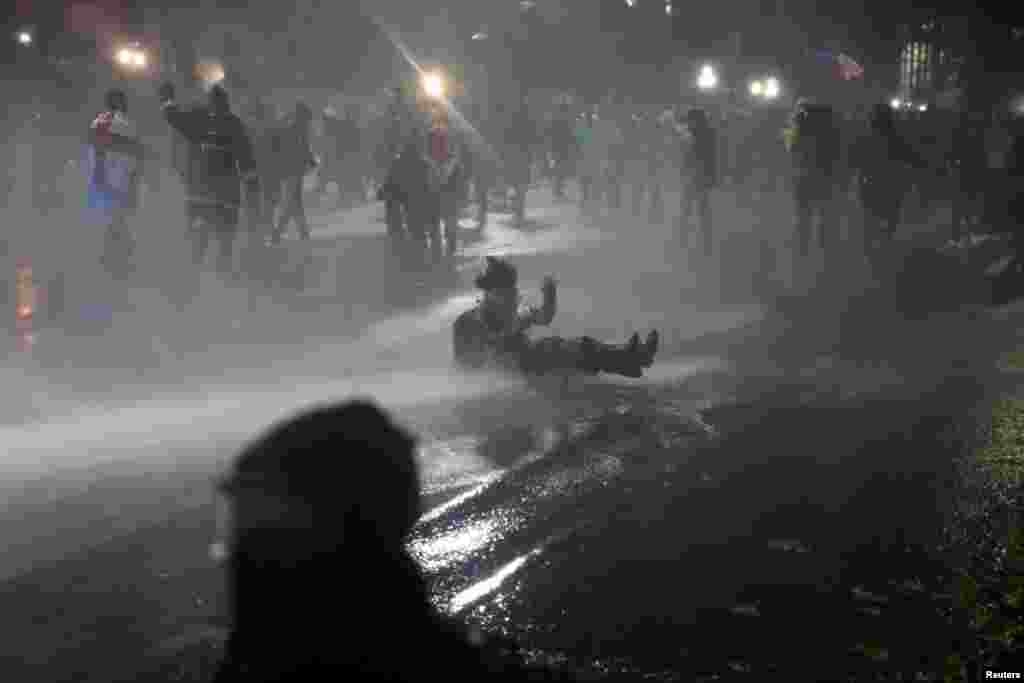 Співробітники МВС застосували водомет проти протестувальників. Коли температура повітря в Тбілісі становила 5°C 