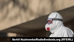 Медичний працівник у спецкостюмі, ілюстративне фото