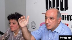 Բորիս Նավասարդյանը ասուլիսի ժամանակ, Երեւան, 8-ը սեպտեմբերի, 2010թ.