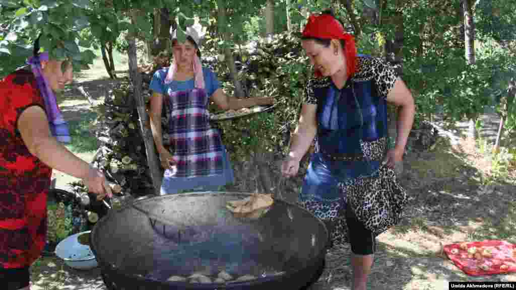 Ұлдардың әжелері Анардың туыстары бауырсақ пісіріп жатыр. 