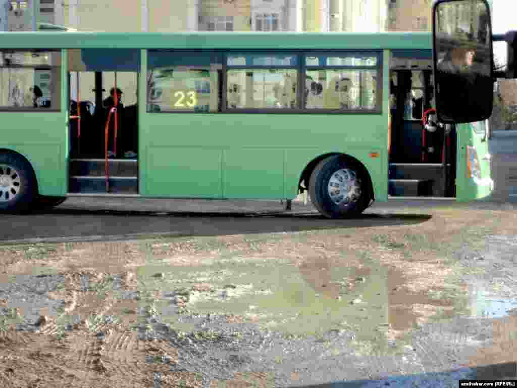 Mir-4 kiçi etrapçasyndaky awtobuslaryň soňky duralgasy ýagyn-garda palçykly bolýar.