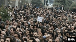 معلمان معترض خواستار اجرای قانون نظام هماهنگ پرداخت و برکناری وزیر آموزش و پرورش شده اند.