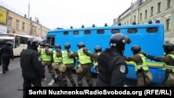Спецпризначенці біля стін Святошинського суду, де вночі відбулась сутичка із активістами, Київ, 24 жовтня 2017 року