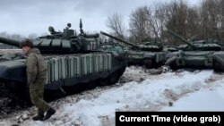 Украина билан чегарага жойлаштирилган рус танкларининг бир гуруҳи.