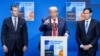 Доналд Трамп ҳамроҳи вазирони дифо ва умури хориҷии Амрико дар Ҳолланд.
