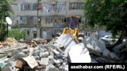 Aşgabatda soňky 20 ýylyň dowamynda ýaşaýyş jaýlar köplenç duýdansyz ýumrulýar. Resmiler ýaşaýjylara sähelçe wagt galanda habar berýärler. 