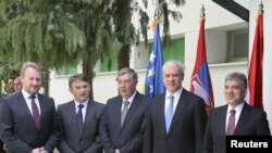 Članovi Predsjedništva BiH Bakir Izetbegović, Željko Komšić i Nebojša Radmanović sa predsjednikom Srbije Borisom Tadićem i turskim predsjednikom Abdullahom Gullom u Karađorđevu, 26. april 2011 
