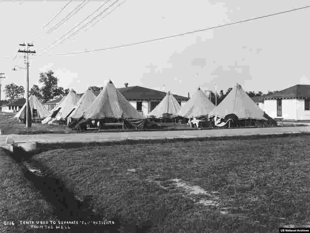 Палатки для больных "испанкой" в Арканзасе в 1918 году. Никакой вакцины против вируса не было, не были еще изобретены антибиотики для борьбы с осложнениями после гриппа. Только изоляция больных и личная гигиена могли предохранить от заражения испанским гриппом. 