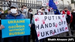 До мітингу також приєдналися українці та білоруси, які проживають у Грузії