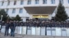 Милиция оцепила здание полномочного представительства правительства в Оше. 2 декабря 2013 года.