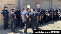 Збор людзей каля будынка Сьледчага камітэту Армэніі, куды дастаўлены Карапэт’ян, 18 чэрвеня 2025 году