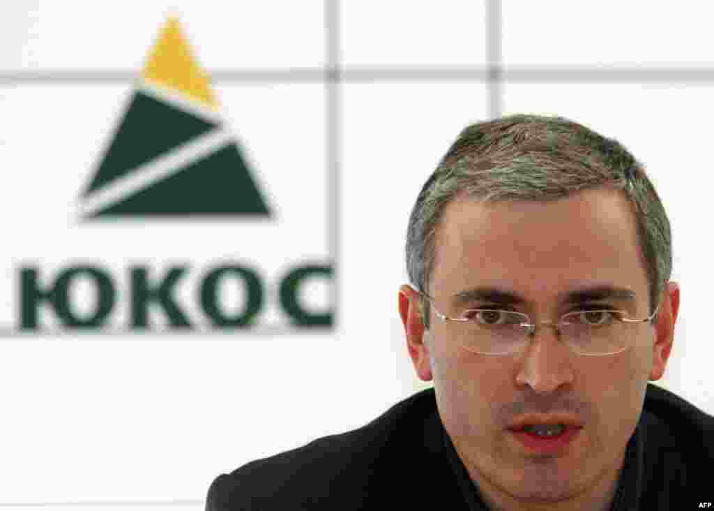 Ходорковский камалардан бир ай мурда ЮКОСтун штаб-квартирасында отурат. Москва, 2003-жылдын июнь айы. 