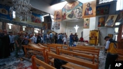 Жанкешті шабуыл жасаған шіркеудің ішінде тұрған адамдар. Дамаск, Сирия, 22 маусым, 2025 жыл.