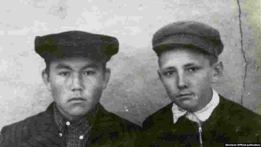 У радянському школяреві в «кепці-аеродромі» простежуються риси майбутнього президента Казахстану Нурсултана Назарбаєва (зліва). Фото зроблене в 1950-і роки