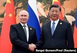 Президент Росії Володимир Путін тисне руку голові Китаю Сі Цзіньпіну під час зустрічі на форумі «Один пояс, один шлях» у Пекіні. Китай, 18 жовтня 2023 року