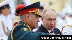 Президент РФ Владимир Путин и министр обороны РФ Сергей Шойгу (справа налево).