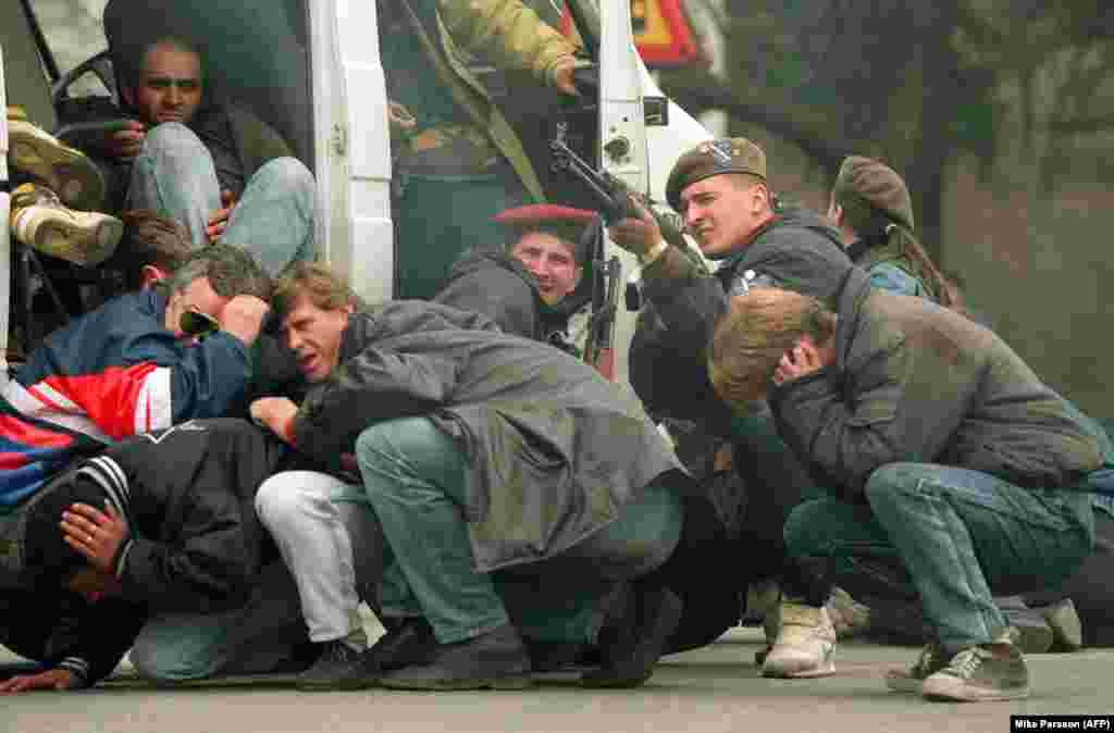 1992-nji ýyl, 5-nji aprel. Bosniýaly esger, serb ýaraglysy parahat demonstrasiýaçylary oka tutanyndan soň, oňa gaýtargy bermek üçin nyşana alýar. Ýarafly adamlar tarapyndan üçek üstünden atylan oklar mähellede iki aýaly öldüridi.