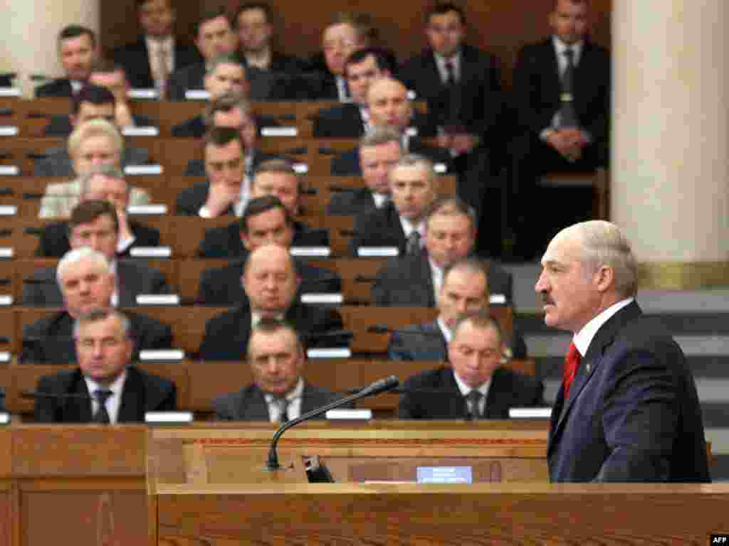 Аляксандар Лукашэнка выступае перад Нацыянальным сходам і ўрадам. Менск, 2011.