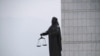 Türkmenistanyň Adalat ministrliginiň öňündäki Adalat heýkeli, Aşgabat şäheri.