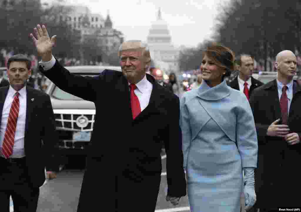 Прэзыдэнт Дональд Трамп і першая лэдзі Мэланія пасьля інаўгурацыйнага параду на Пэнсыльванія-авэню 20 студзеня 2017 году.