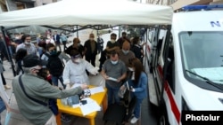 Armenia - People line up at an open-air coronavirus vaccination site in Yerevan, May 7, 2021.