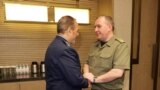 Азиз Насирзода, вазирони дифои Эрон бо ҳамтои белорусиаш Виктор Хренин. 25 июн, 2025.