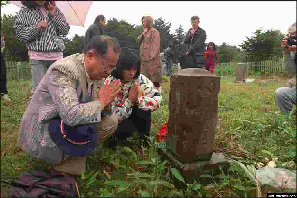 Японцы посещают могилы родственников на острове Кунашир. Аналитики предполагают, что подход «два плюс альфа» может включить право Японии на рыболовецкий промысел вблизи двух больших островов или право для граждан Японии посещать спорные острова и вести там бизнес. Если Россия и Япония смогут найти приемлемое для обеих сторон решение, может быть подписан мирный договор, который формально положит конец Второй мировой войне.