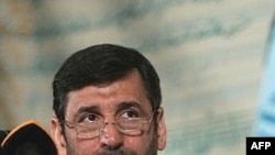 وزير فرهنگ و ارشاد اسلامی گفت: « در مورد بيمار جلوه دادن آقای رييس جمهور، يادم است ازابتدا تا حالا از اين حرف ها زياد گفته شده است.»(عکس:AFP)