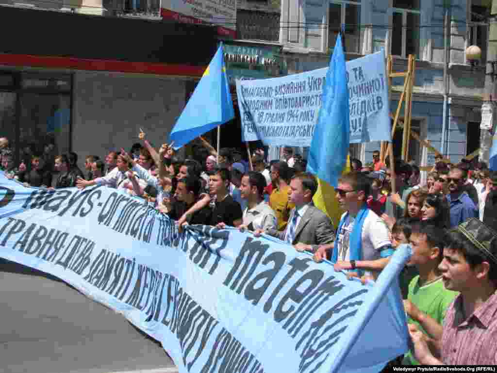 12. Год 2011-й, Симферополь, улица Кирова. Вопреки рассказам российской пропаганды 18 мая отмечали не только крымские татары. Все люди, неравнодушные к бедам соседнего народа, присоединялись к уличному шествию. И вновь участники требуют признать депортацию геноцидом. 
