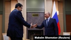 Мадуро (л) зустрівся з Путіним (п) у Москві