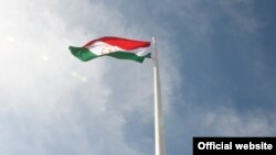 Постамент с государственным флагом Таджикистана в Ворухе
