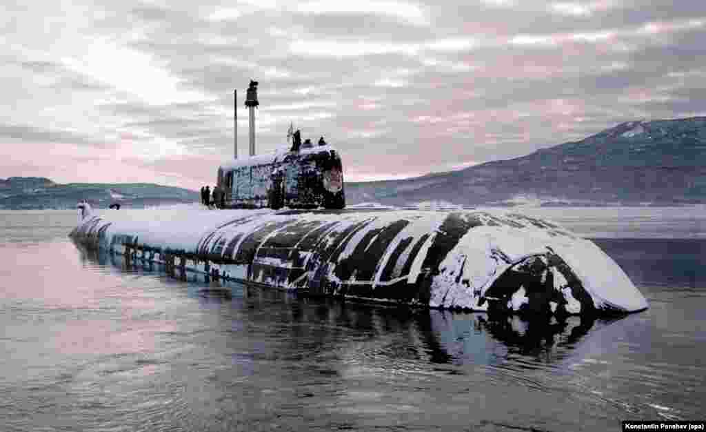 Атомная подводная лодка возле Курильских островов, 1998 год. Еще одним фактором в пользу того, что Россия придерживается своей позиции по островам, является военная стратегия Москвы: глубоководные каналы между южными Курилами предоставляют российским подводным лодкам удобный коридор для выхода в Тихий океан. 