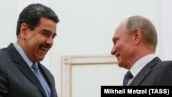 Николас Мадуро мен Владимир Путиннің былтырғы кездесуінен көрнекі сурет.