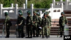 نیروهای شبهنظامی چین در میدانی در ارومچی، مرکز شینجیانگ