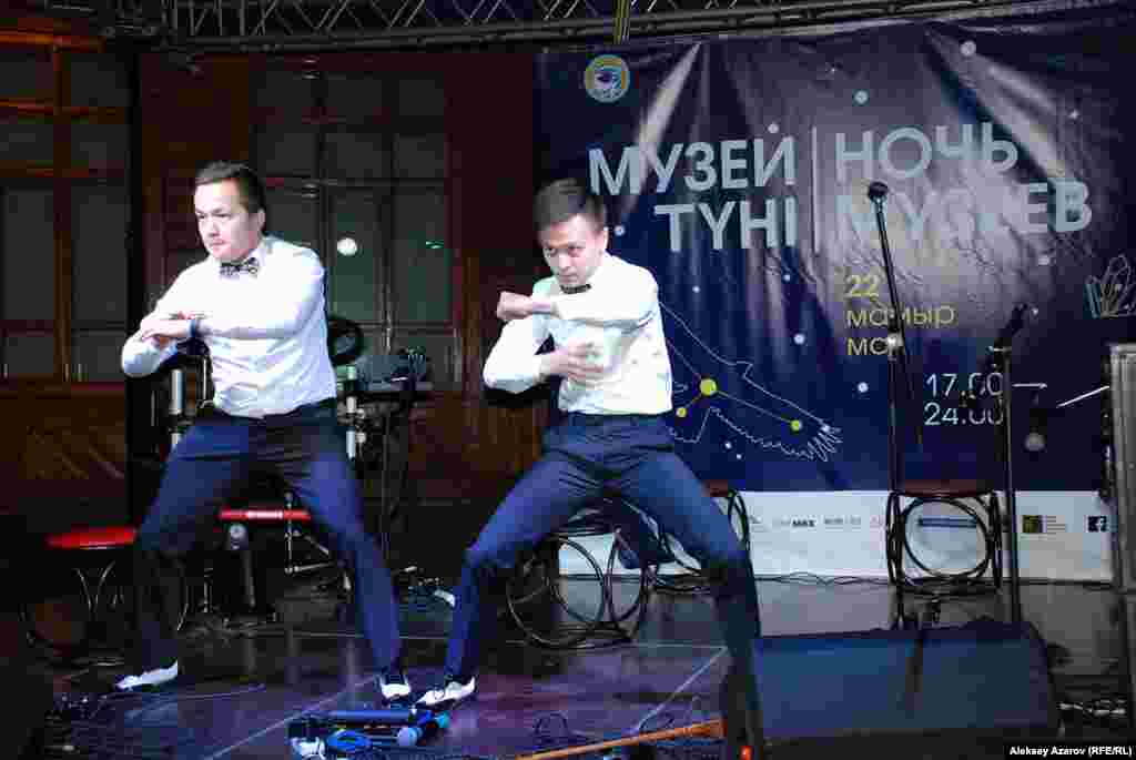 На сцене – дуэт ST brothers, исполняющий этноджаз и этнорок. Выступали также ансамбль домбристов «Шынырау», группы «Туран», «Шарапат», Aldaspan, Arkayim и другие.