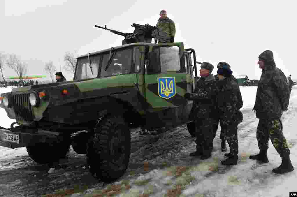 Українські офіцери розглядають новий броньований автомобіль «Махно», під час презентації нової української військової техніки недалеко від міста Гончарівка, 23 січня 2015 року