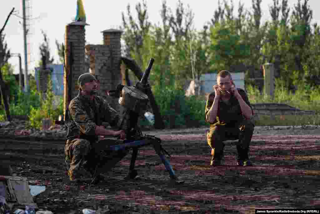 &laquo;Казанова&raquo; стріляє з автоматичного гранатомета (АГС) по позиціях угруповання &laquo;ДНР&raquo; із дороги біля будинку в Пісках &nbsp;