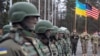 Військовослужбовці 173-ї повітряно-десантної бригади тактичної групи армії США та українські нацгвардійці на церемонії відкриття спільних навчань «Фіарлес Гардіан-2015». Яворівський полігон, 20 квітня 2015 року