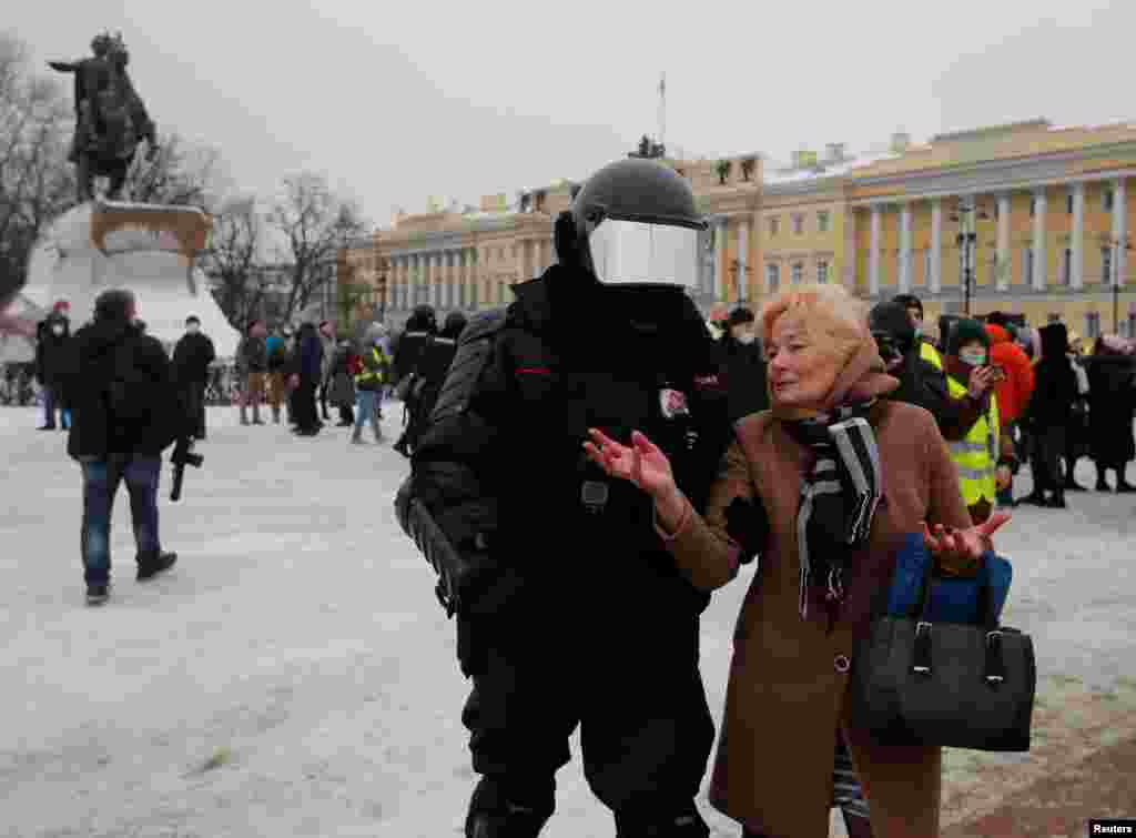 Санкт-Петербургда Навальныйдын тарапташтарына Сенат аянтына чогулууга полиция мүмкүнчүлүк бербей жатат. 