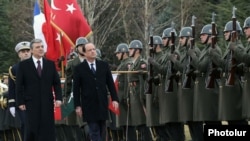 Թուրքիայի նախագահ Աբդուլա Գյուլը դիմավորում է Ֆրանսիայի նախագահ Ֆրանսուա Օլանդին, Անկարա, 27-ը հունվարի, 2014թ․, Associated Press-ի լուսանկարը տրամադրել է «Ֆոտոլուր»-ը